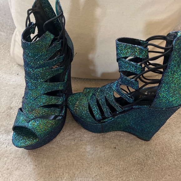 Green  with black strap wedge All Sales are Final - Picture 5 of 5